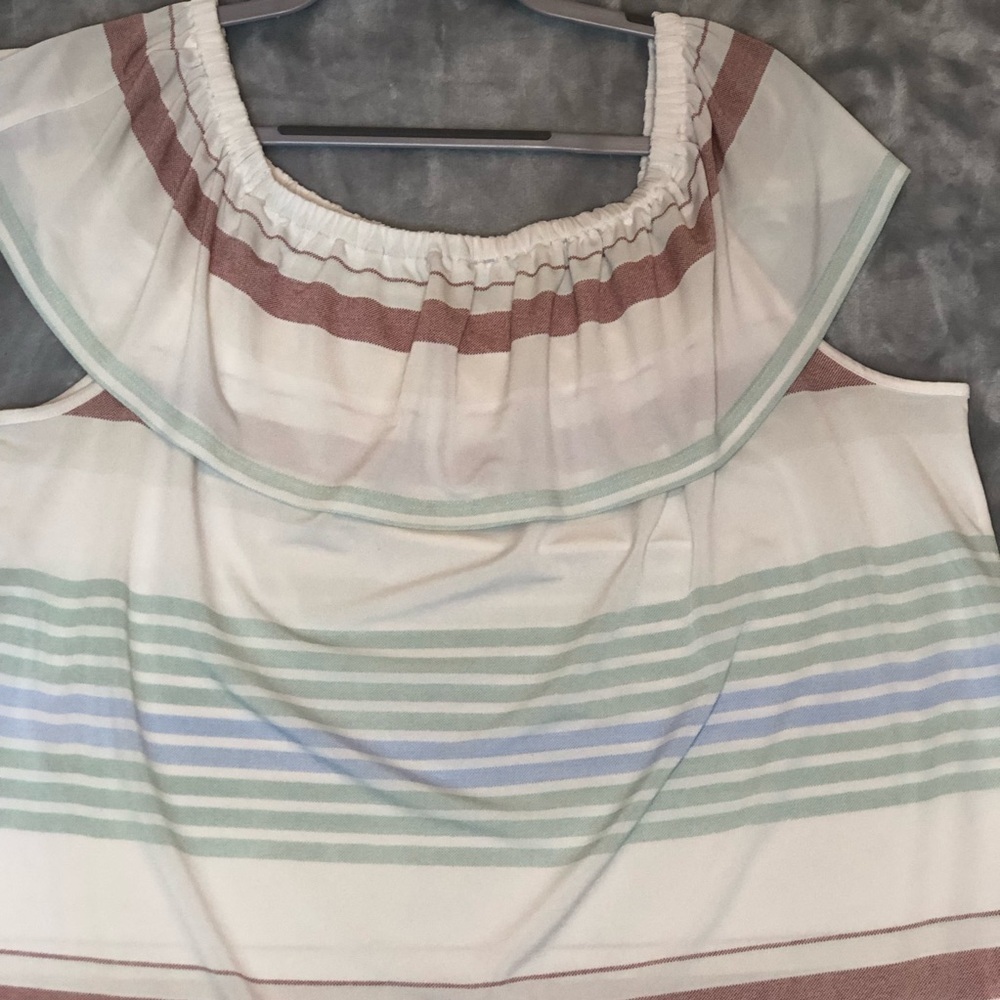 Maurices Women's Short Sleeve Elastic Neckline Top White/Green/Red Size Large - Picture 2 of 6